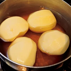 じゃがいもはまるごと煮れば、くずれない