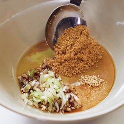 調味料を先に混ぜておくと湯を入れても分離しないんだ！