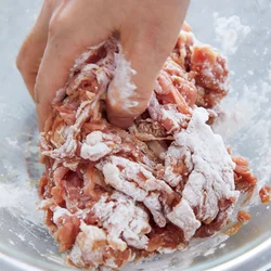気になる脂身が、だんごにすればやわらかキープのポイントに。粉をまぶして丸めるだけ！