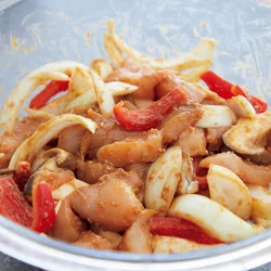 とりむねは調味料に漬け込むと保水力が高まり、肉がパサつかない。味もしっかりしみる！