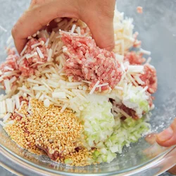 ひき肉以外の材料をたっぷり入れると、肉がかたく結びつくのを防ぎ、ふんわりと仕上がる！