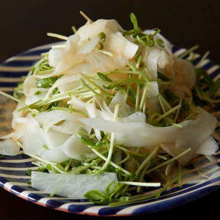 リボン大根と豆苗のさっぱりサラダ Byワタナベマキさんの料理レシピ プロのレシピならレタスクラブ