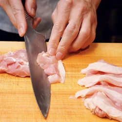 とりもも肉は皮がはがれないよう、一口大のそぎ切りにし、1切れずつに皮のうまみを生かす。
