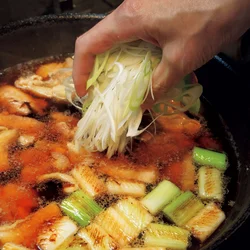薄切りねぎは仕上げにさっと煮て、香りと食感を残す