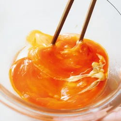 マヨネーズが卵のたんぱく質の結合をゆるめてとろふわ食感に導いてくれるんだ！