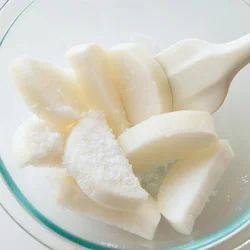 砂糖と塩をまぶしてレンチンすると、短時間で味が入り、食感もやわらかくなる。