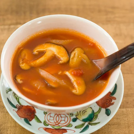 しいたけと玉ねぎの中華トマトスープ