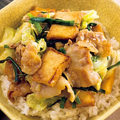 厚揚げとキャベツのにんにくみそ炒め丼