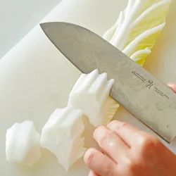軸は包丁をねかせながら切ると断面が広くなり、味となじみがよくなる。