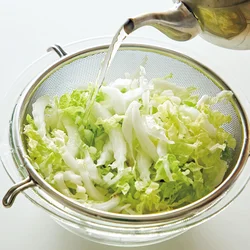 熱湯をまんべんなくかけ、しんなりさせて食べやすく！