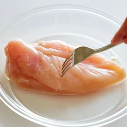 とり肉の両面に穴をあけておくと、下味が中まで入りやすく、火通りもよくなる。