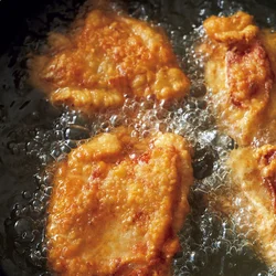 とり肉から水分が出るので、必ず2回に分けて揚げる