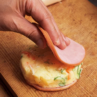 ハムとポテトサラダの間にすき間を作らないようにぎゅっとはさむのがコツ。ポテサラが冷たいと揚げたときに割れやすいので室温にもどして。
