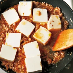 あつあつの煮汁がからんで、豆腐もとろとろに