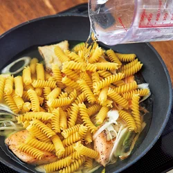 パスタは別ゆで不要。フライパンに直接入れ、煮て仕上げます。