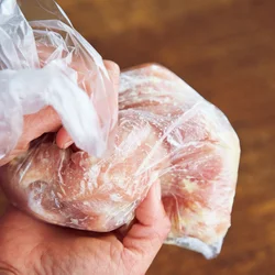 とり肉の繊維を潰すように1分間ぎゅっともめば、漬け込まなくてOK！