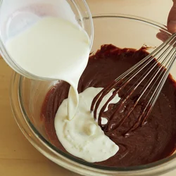 先に粘度のあるチーズや卵を混ぜ、最後に生クリームを加えると混ざりやすい