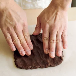 生地ははじめに手でのばし、焼く前に穴をあけると厚みが均一に仕上がる