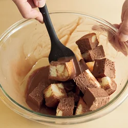 食パンは卵液がしみこみづらいので、全体にからめておく！