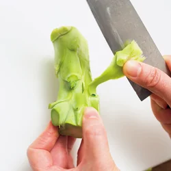 皮は根元から引っ張るようにむくと、筋が効率よく取れる。