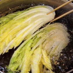 白菜はバラバラにならないように芯をつけたままゆでる