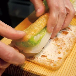 開いた油揚げを、ゆでた白菜を芯にして巻く