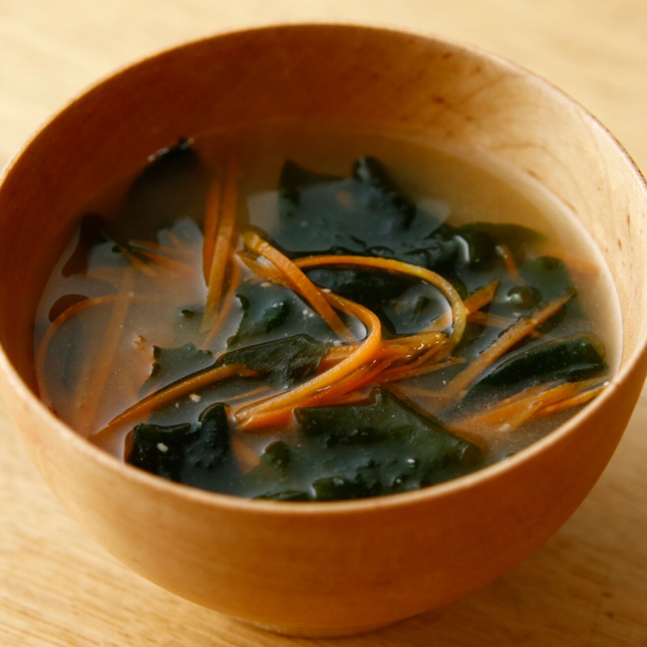 にんじんとわかめのみそ汁