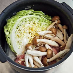 米、とり肉、キャベツ、しめじの順にのせたら、スイッチを入れるだけ！
