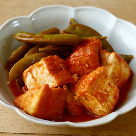 厚揚げとスナップえんどうのチリソース煮