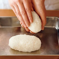 すし飯は、おにぎりを握る要領でひとまとまりにしておくと、あとで作業しやすくなります。