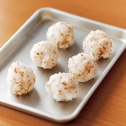すし飯を丸めて