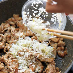ねぎは仕上げに加えると食感が残り、風味も生きる。