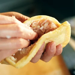 あんは丸めてから詰めて、はがれないように油揚げをギュッと押さえて。