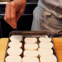 両面に砂糖をふって、焼き目をつけやすくする。