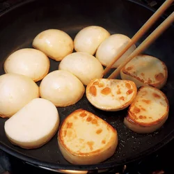 焼き目をしっかりつけるため、砂糖をふってから焼く