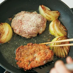 多めの油で両面をこんがりと揚げ焼きにし、こうばしく仕上げる。