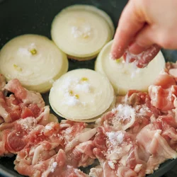 砂糖を材料に直接ふって焼くことでカラメル化し、甘さとほろ苦さで奥深い味わいに。