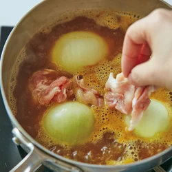 玉ねぎは切り口を下に入れると火が通りやすい。豚肉を加えて煮込みながらうまみを移す。