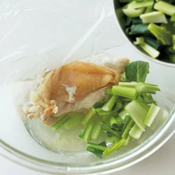 小松菜はとり肉の熱を利用して軽く蒸らせばOK。とりの肉汁ごとあえてコク増しを。