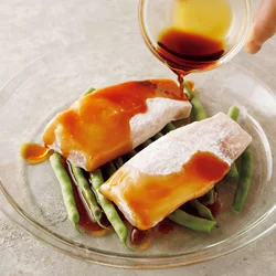 調味料が片寄っていると、仕上がりに味むらができるので、合わせ調味料は事前によく混ぜ、全体にいきわたらせる。