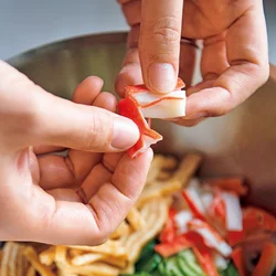 温かいご飯に、切ったり、裂いたり、ちぎったりした具や調味料をIN。あとは混ぜるだけ♪