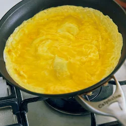 フライパンの縁まで広げて