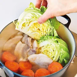 春キャベツは豚肉のうまみが出たところで加えて、味を含ませる。