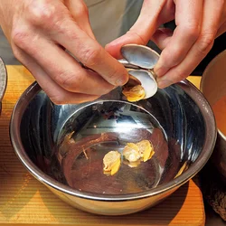 あさりは酒蒸しして身をはずし、蒸し汁はとりおく