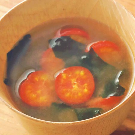 ミニトマトとわかめのみそ汁