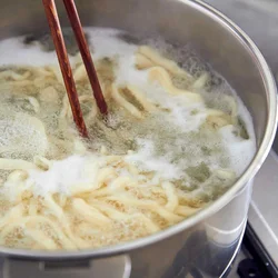 ゆでる前に余分な打ち粉を振り落とし、たっぷりの熱湯にほぐし入れてゆでる。