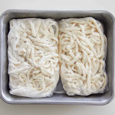 冷凍保存もOK!
ゆでる前のうどんは、1人分ずつラップで包み、約3週間冷凍保存可能。食べるときは、凍ったまま、約2分長めにゆでる。