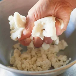 はんぺんは握りつぶしてベースにし、具や調味料を混ぜ込む。