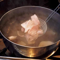新ごぼうをゆでた湯で豚肉もゆでる