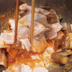 ゆでたごぼうと豚肉が温かいうちにあえごろもであえると、味がなじみやすい。